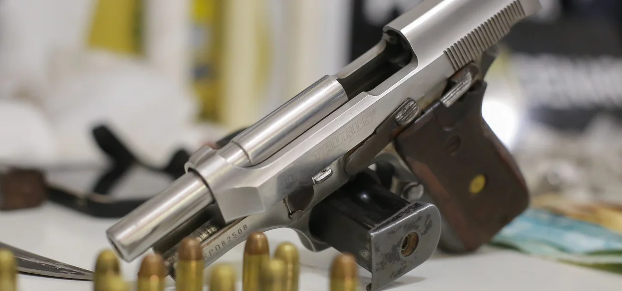 Pistola encontrada durante a operação
