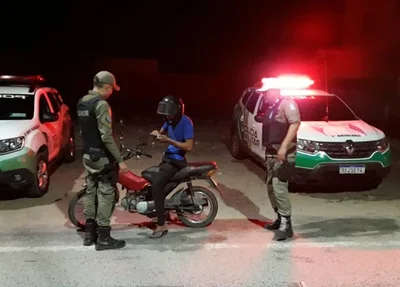 Polícia Militar do Piauí realiza blitz para interromper "rolezinho" em Parnaíba