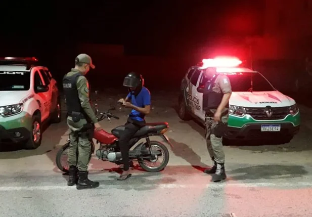 Polícia Militar do Piauí realiza blitz para interromper "rolezinho" em Parnaíba
