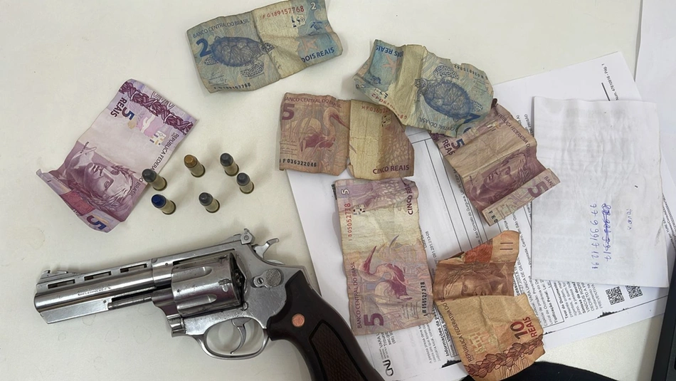 Polícia prende dois homens com arma de fogo