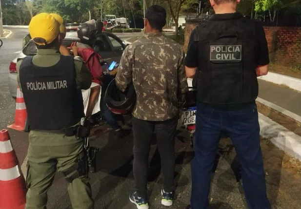 Polícia prende quatro pessoas durante blitzen em Teresina