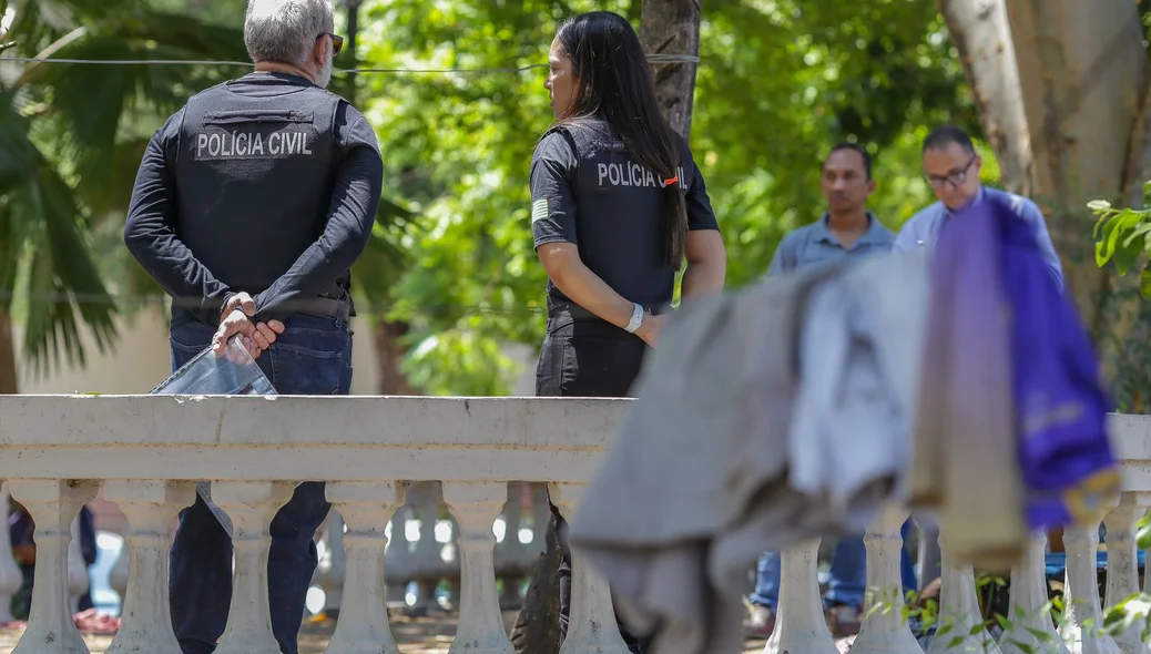 Policiais civis no local
