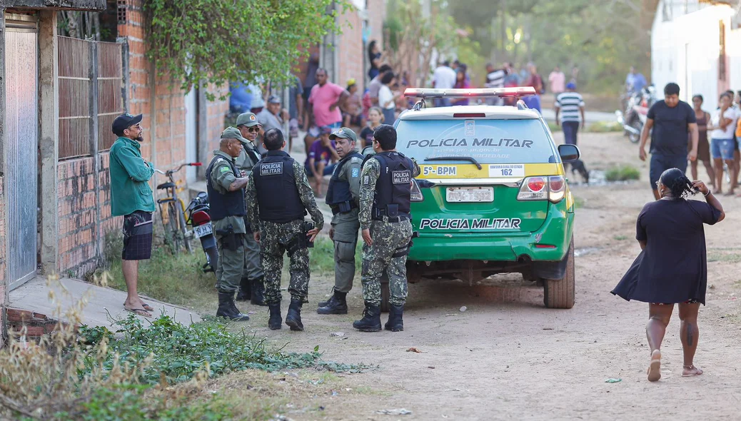 Policiais militares conversaram com moradores