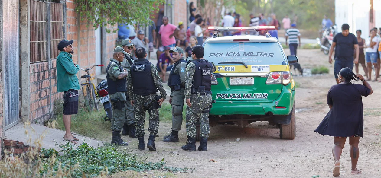 Policiais militares conversaram com moradores