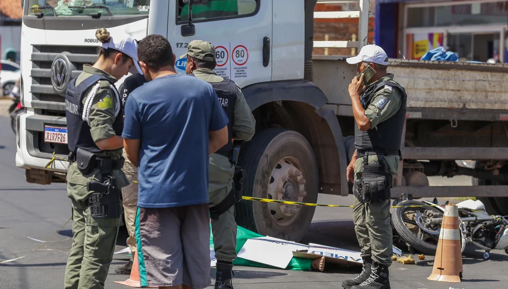 Policiais no local do acidente