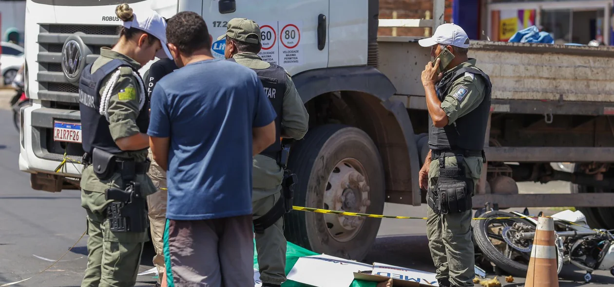 Policiais no local do acidente