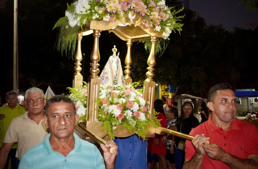 População levando a santa