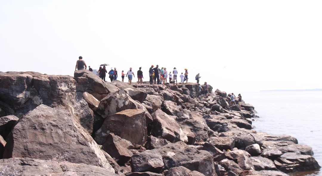 População visitando o sítio arqueológico