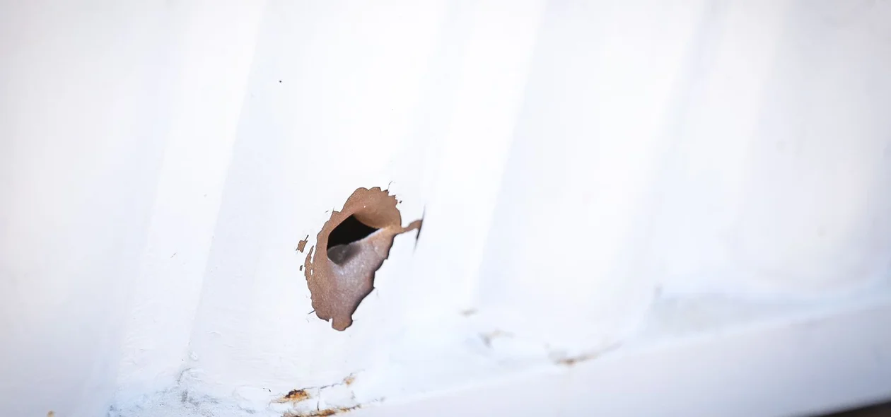 Portão atingido por disparos