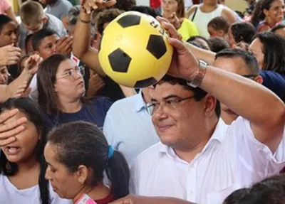 Prefeito de Altos entrega mais de 5 mil brinquedos no dia das crianças