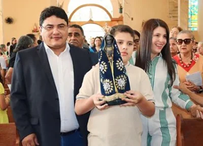 Prefeito e família durante a missa