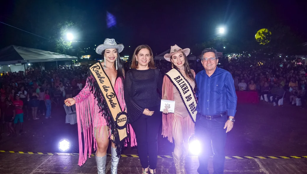 Prefeito Genival Bezerra ao lado das Rainha do bode