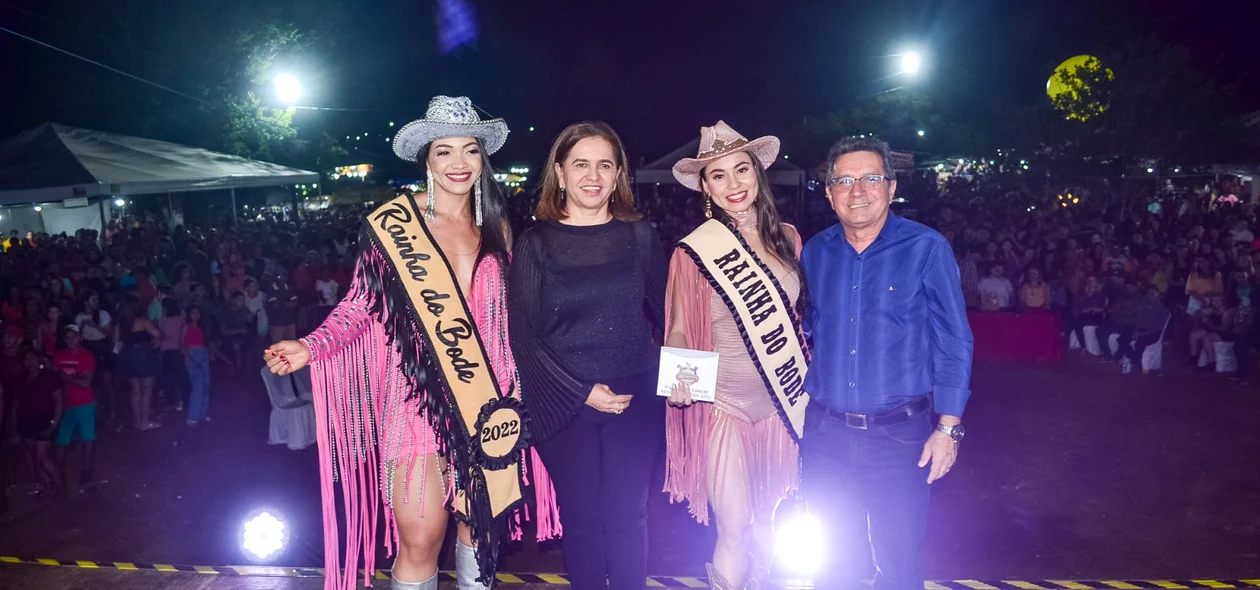 Prefeito Genival Bezerra ao lado das Rainha do bode