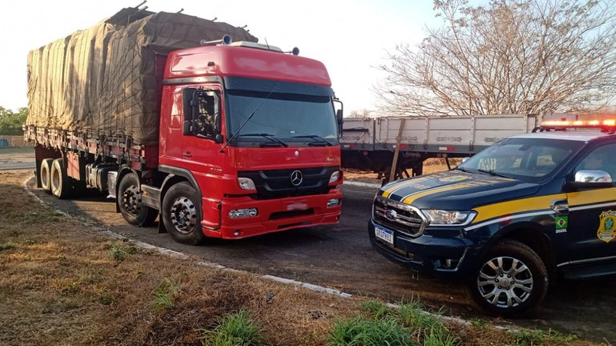 PRF apreende carga ilegal de quase 22m³ de madeira em Batalha do Piauí