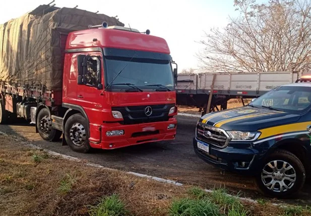 PRF apreende carga ilegal de quase 22m³ de madeira em Batalha do Piauí