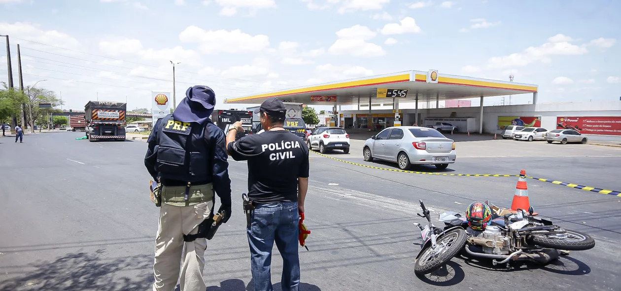 PRF controla o tráfego no local do acidente