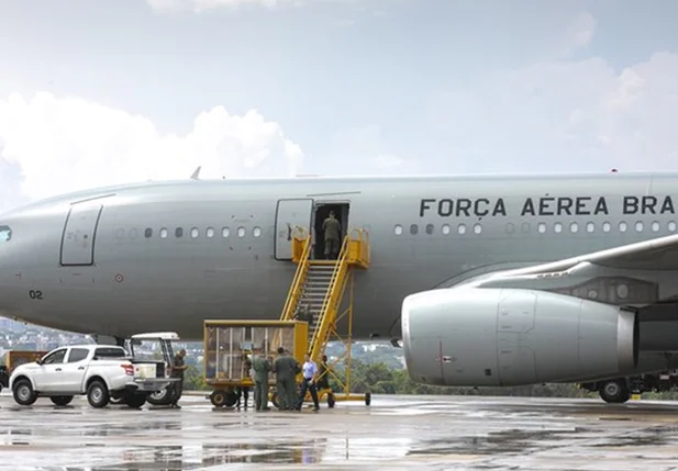 Quinto voo da FAB traz 215 brasileiros de volta de Israel