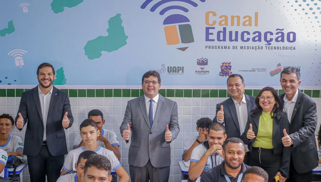 Rafael entrega reforma da escola