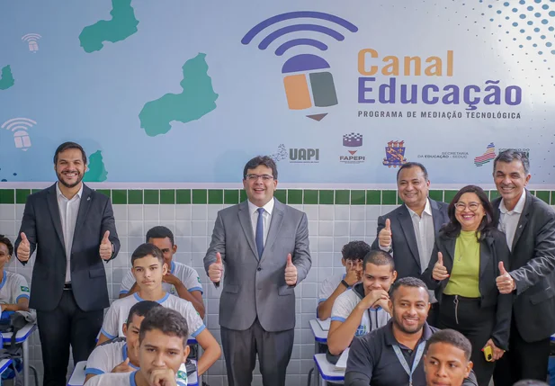 Rafael entrega reforma da escola