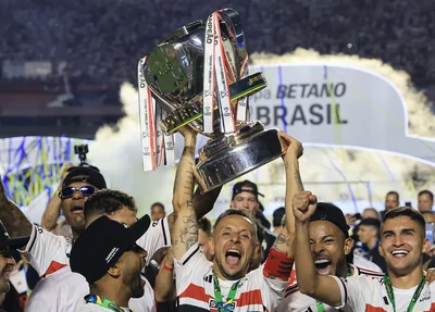 Rafinha levante troféu da Copa do Brasil