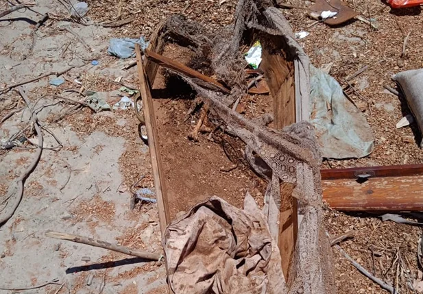 Restos mortais encontradas em um caixão no lixão de Parnaíba