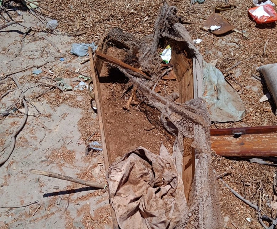 Restos mortais encontradas em um caixão no lixão de Parnaíba