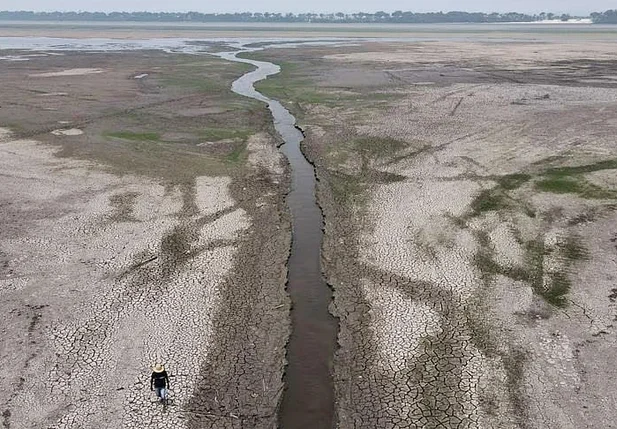 Rio Negro atinge o menor nível da história no Amazonas