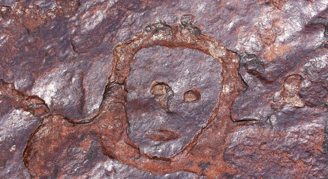 Rosto gravado em pedra