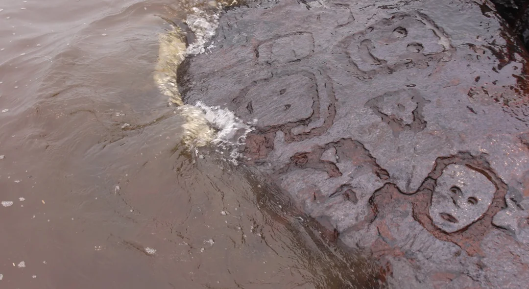 Rostos esculpidos em pedra
