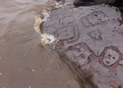 Rostos esculpidos em pedra