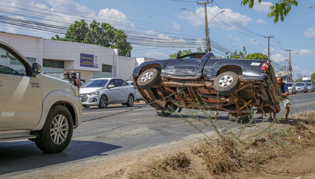 S10 tomba após acidente na BR-343