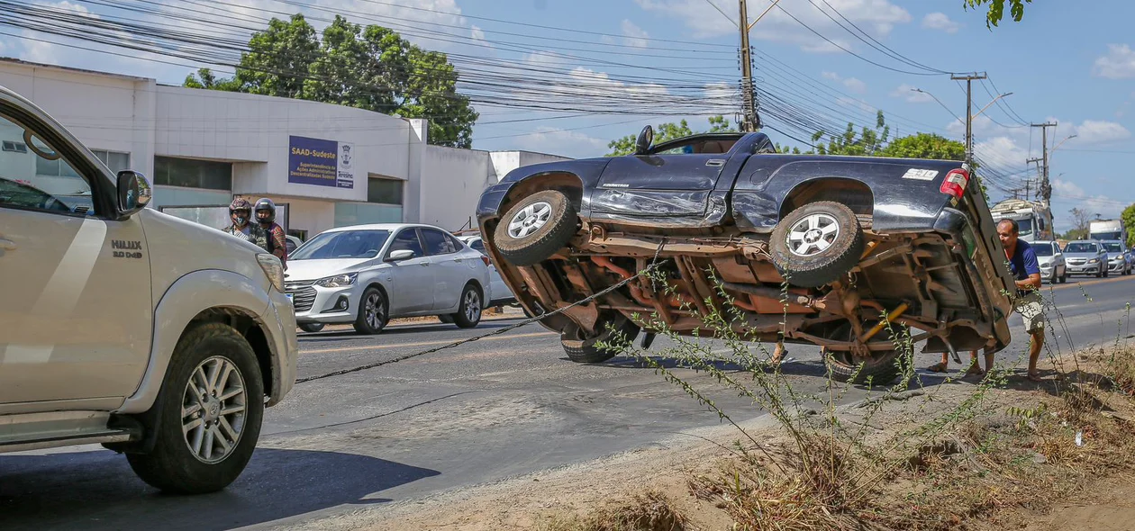 S10 tomba após acidente na BR-343