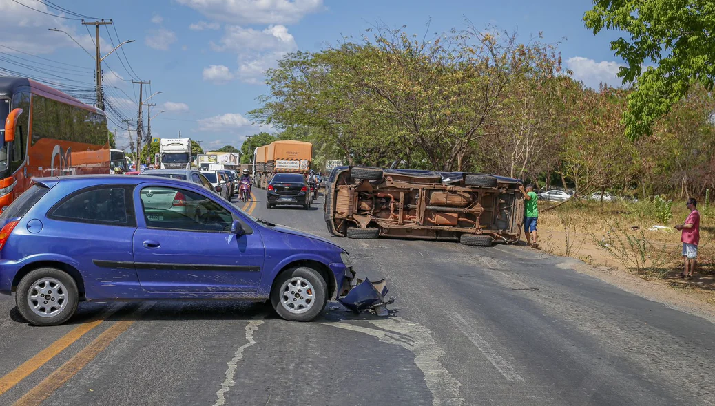 S10 tombada após o acidente na BR-343