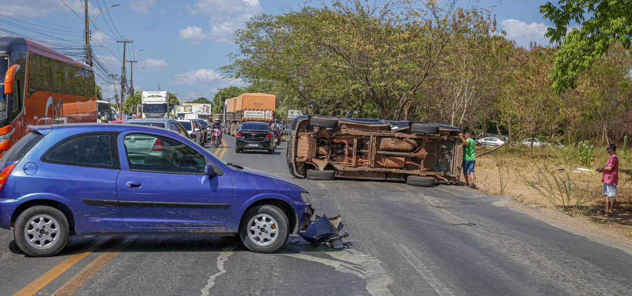 S10 tombada após o acidente na BR-343