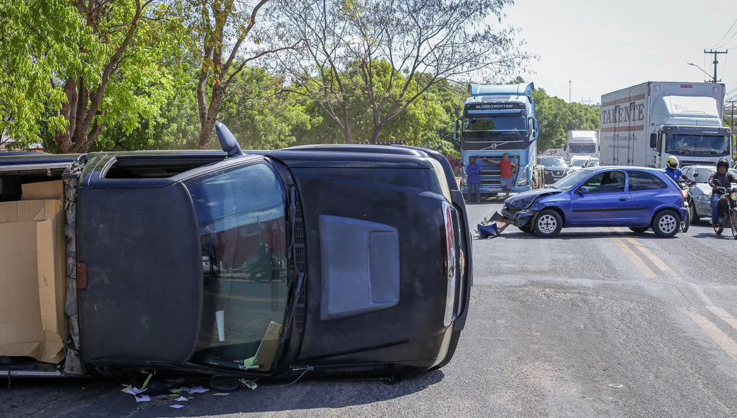 S10 tombou após ser atingido pelo Celta na BR 343, zona sudeste de Teresina