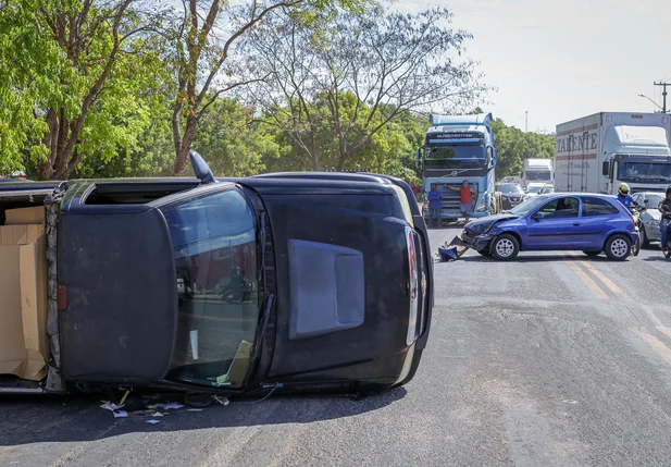 S10 tombou após ser atingido pelo Celta na BR 343, zona sudeste de Teresina