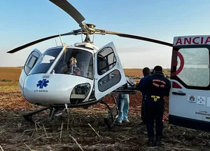 Samu resgatou a vítima usando helicóptero e a levou intubada ao hospital mais próximo