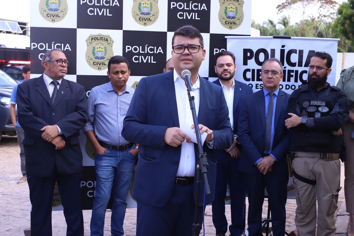 Secretário de Segurança Pública do Piauí, Chico Lucas entregou 13 veículos para o IML