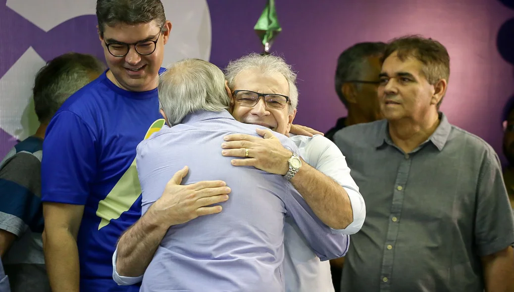 Sílvio Mendes e João Vicente se abraçam