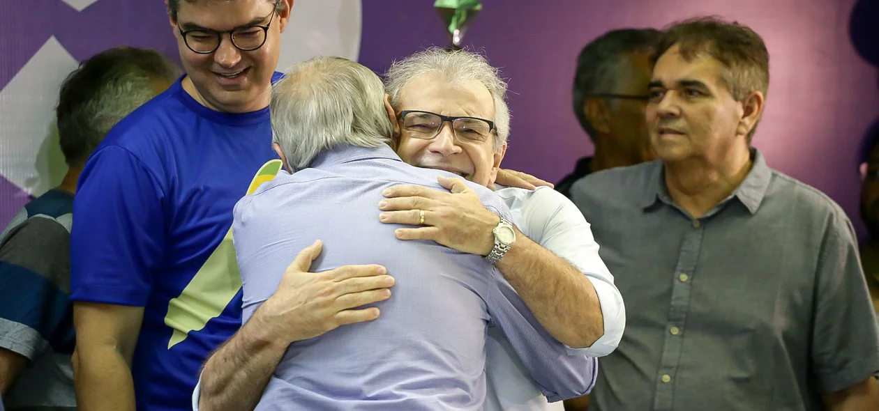 Sílvio Mendes e João Vicente se abraçam