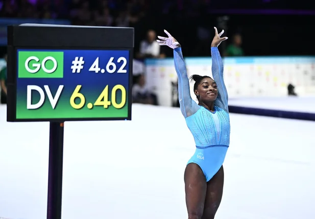 Simone Biles após realizar salto