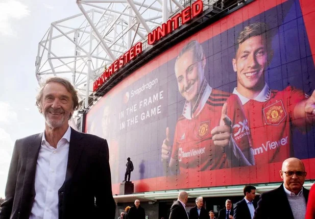 Sir Jim Ratcliffe em frente ao Old Trafford