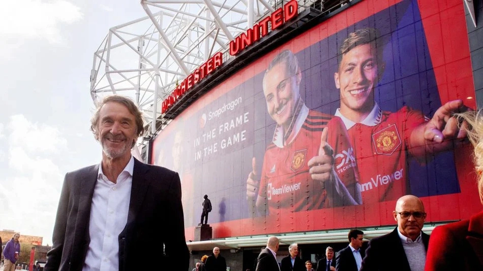 Sir Jim Ratcliffe em frente ao Old Trafford