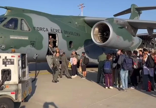 Terceiro avião da FAB decola de Israel com brasileiro repatriados