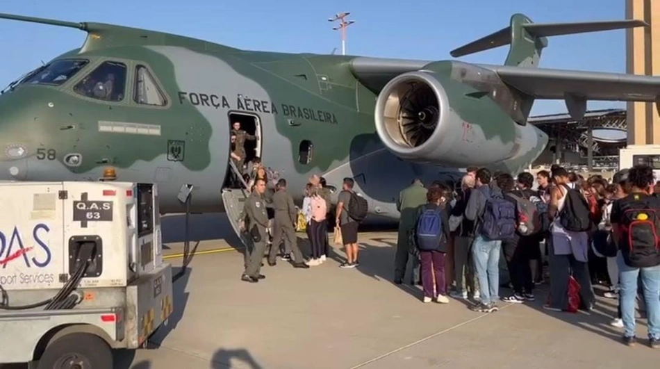 Terceiro avião da FAB decola de Israel com brasileiro repatriados
