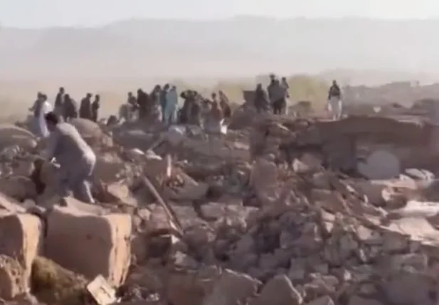 Terremoto no Afeganistão vitima mais de 2 mil pessoas.