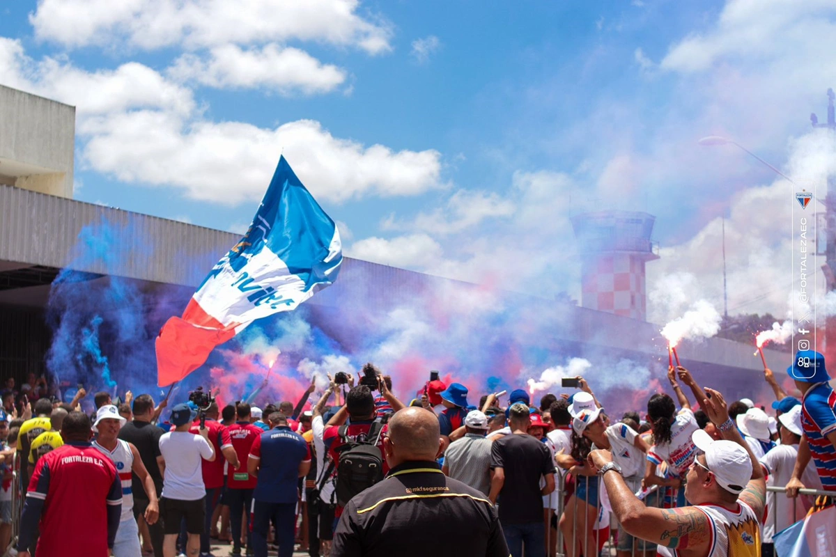 Torcedores do Fortaleza comemoram o embarque da equipe para a final
