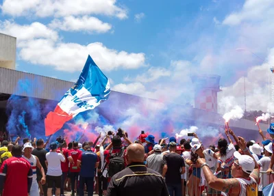 Torcedores do Fortaleza comemoram o embarque da equipe para a final