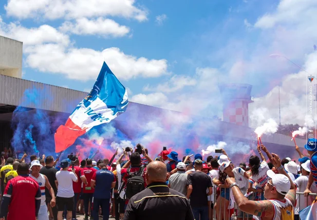 Torcedores do Fortaleza comemoram o embarque da equipe para a final