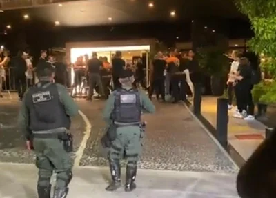 Torcida do Corinthians protesta em frente a hotel dos jogadores
